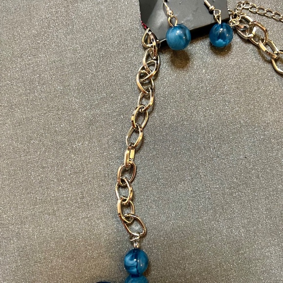 New Paparazzi Blue and Silver Necklace and Earring Set - Picture 4 of 5
